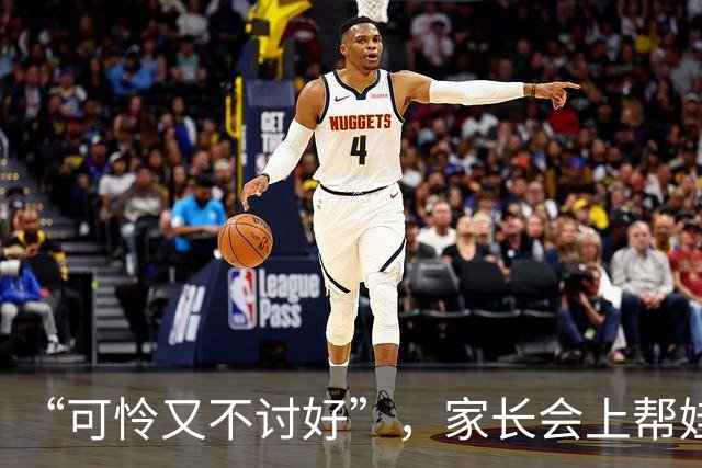 “可怜又不讨好”，家长会上帮娃整理一个多小时书，收获一片骂声