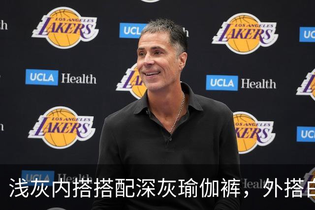 浅灰内搭搭配深灰瑜伽裤，外搭白防晒衫柔和版型勾勒流畅体态线条